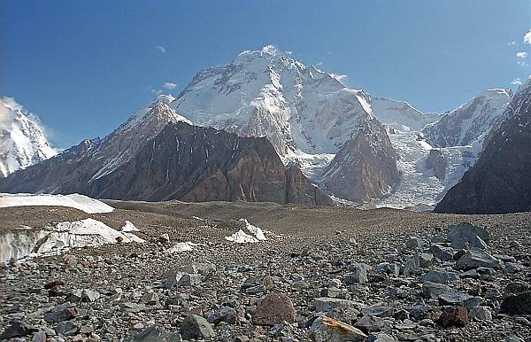 Na Broad Peaku strhla lavina deset horolezců včetně Nirmala Purji, nalezena byla dvě těla