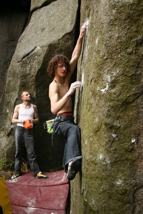Adam Ondra, Tomáš Mrázek v pozadí
